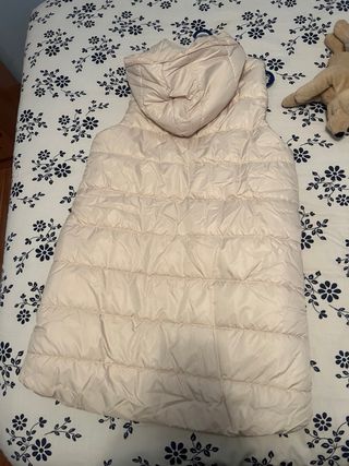Chaleco largo beige con capucha