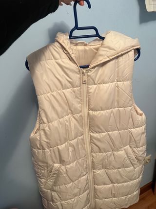 Chaleco largo beige con capucha