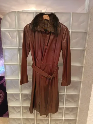 Abrigo de piel genuina marrón. Cuello desmontable