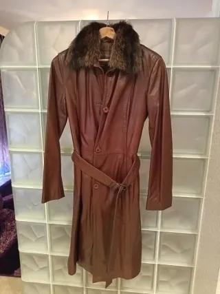 Abrigo de piel genuina marrón. Cuello desmontable