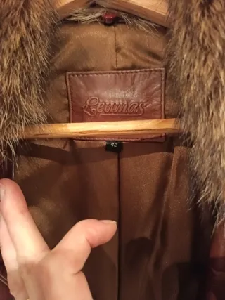 Abrigo de piel genuina marrón. Cuello desmontable