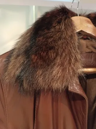 Abrigo de piel genuina marrón. Cuello desmontable