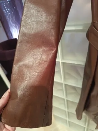 Abrigo de piel genuina marrón. Cuello desmontable