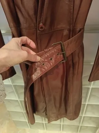 Abrigo de piel genuina marrón. Cuello desmontable