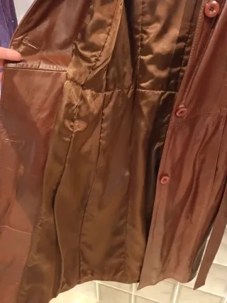 Abrigo de piel genuina marrón. Cuello desmontable