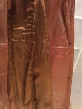 Abrigo de piel genuina marrón. Cuello desmontable