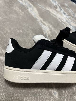 Scarpe Adidas nere e bianche
