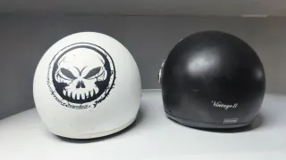 Cascos de moto blancos y negros