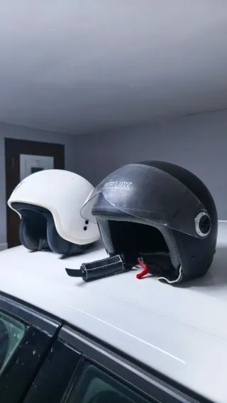 Cascos de moto blancos y negros