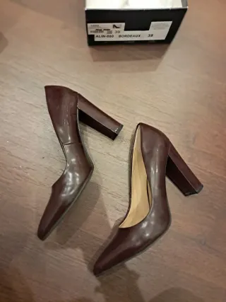 Zapatos de tacón grueso burdeos