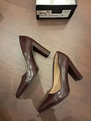 Zapatos de tacón grueso burdeos