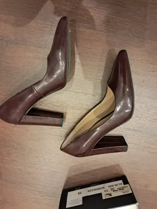 Zapatos de tacón grueso burdeos