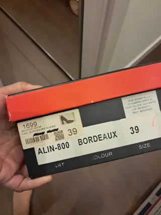 Zapatos de tacón grueso burdeos