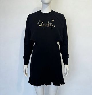 Vestido negro con aberturas y volantes