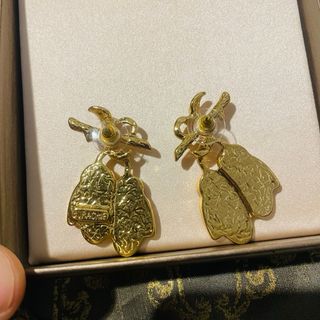 Orecchini pendenti a fiore oro e bianchi