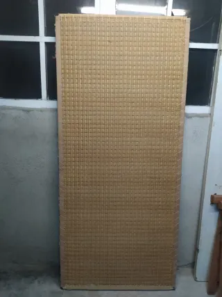 Cama estilo japonés de bambú y madera