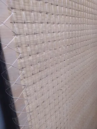 Cama estilo japonés de bambú y madera