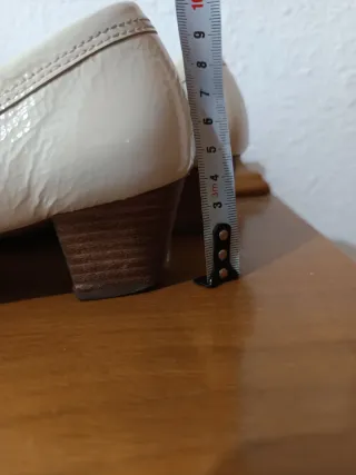 Zapatos de charol arrugado ,de tacon medio.