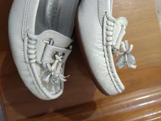 Zapatos de charol arrugado ,de tacon medio.