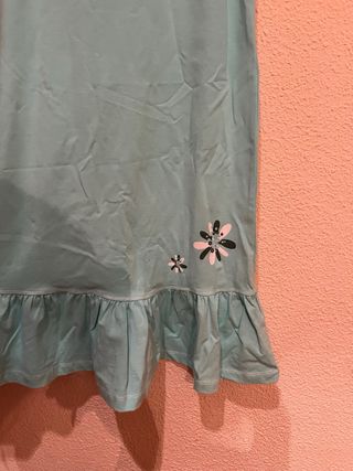 Vestido azul con volantes y flores