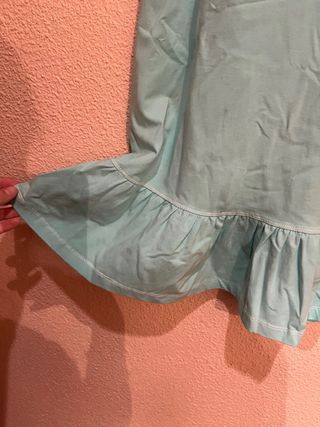 Vestido azul con volantes y flores