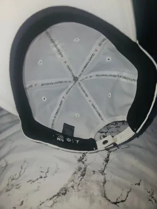 Gorra Jordan Blanca con Logo Plateado