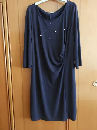 Vestido azul oscuro con frunces, adorno de perlas