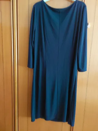 Vestido azul oscuro con frunces, adorno de perlas
