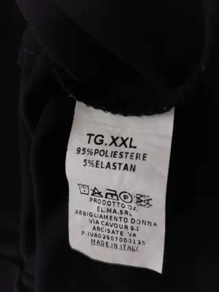 Vestido azul oscuro con frunces, adorno de perlas