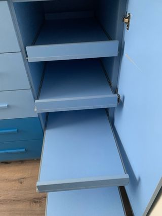 Cama alta de madera maciza en tonos azules .