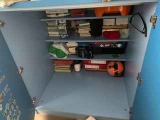 Cama alta de madera maciza en tonos azules .