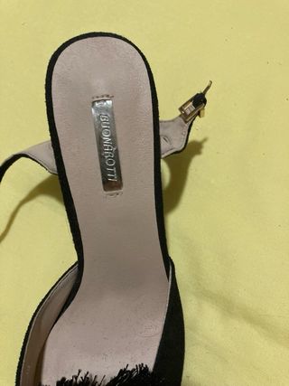 Zapatos de salón negros con adorno.