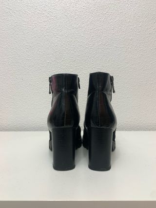 Botines de tacón negro con efecto piel serpiente