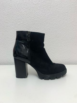 Botines de tacón negro con efecto piel serpiente