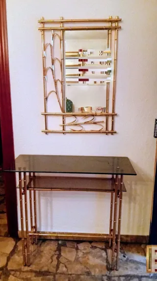 Mesa consola y espejo dorado bambú
