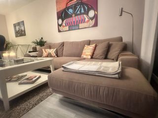 Moderno sofá seccional con chaise longue