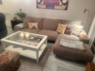 Moderno sofá seccional con chaise longue