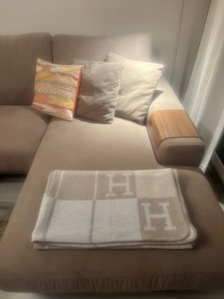 Moderno sofá seccional con chaise longue