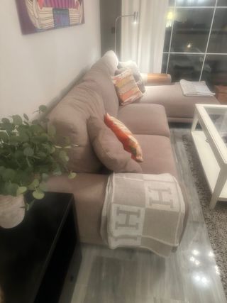 Moderno sofá seccional con chaise longue