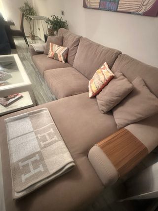 Moderno sofá seccional con chaise longue