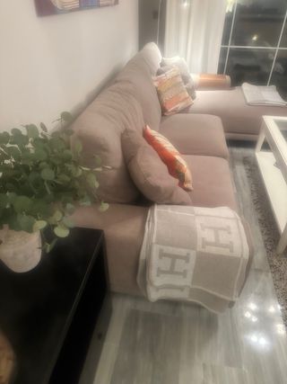 Moderno sofá seccional con chaise longue