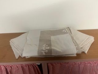 Mantelería de lino beige y blanco 2.55m x 1.53m