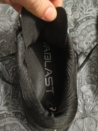 Zapatillas Asics Novablast 3 Negro/Blanco