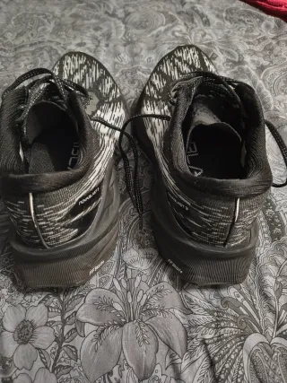 Zapatillas Asics Novablast 3 Negro/Blanco