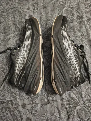 Zapatillas Asics Novablast 3 Negro/Blanco