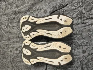 Zapatillas Asics Novablast 3 Negro/Blanco