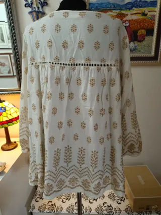 Blusón blanco con bordado dorado