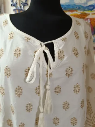 Blusón blanco con bordado dorado