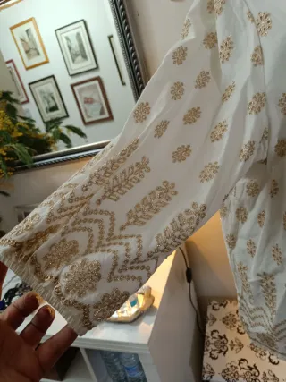 Blusón blanco con bordado dorado