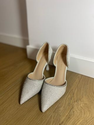 Zapatos de tacón plateados y blancos